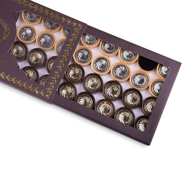 Piezas de backgammon con detalle de bronce